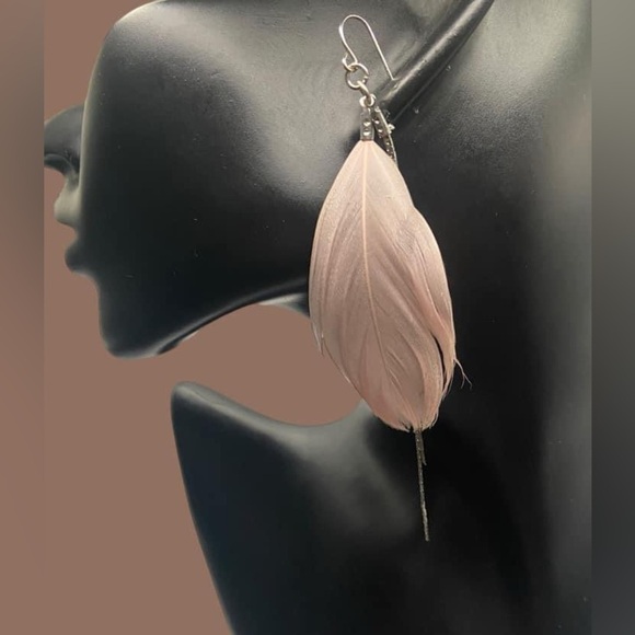 💙4/$28💙 Handmade Hanging Feather Earrings - Picture 1 of 1